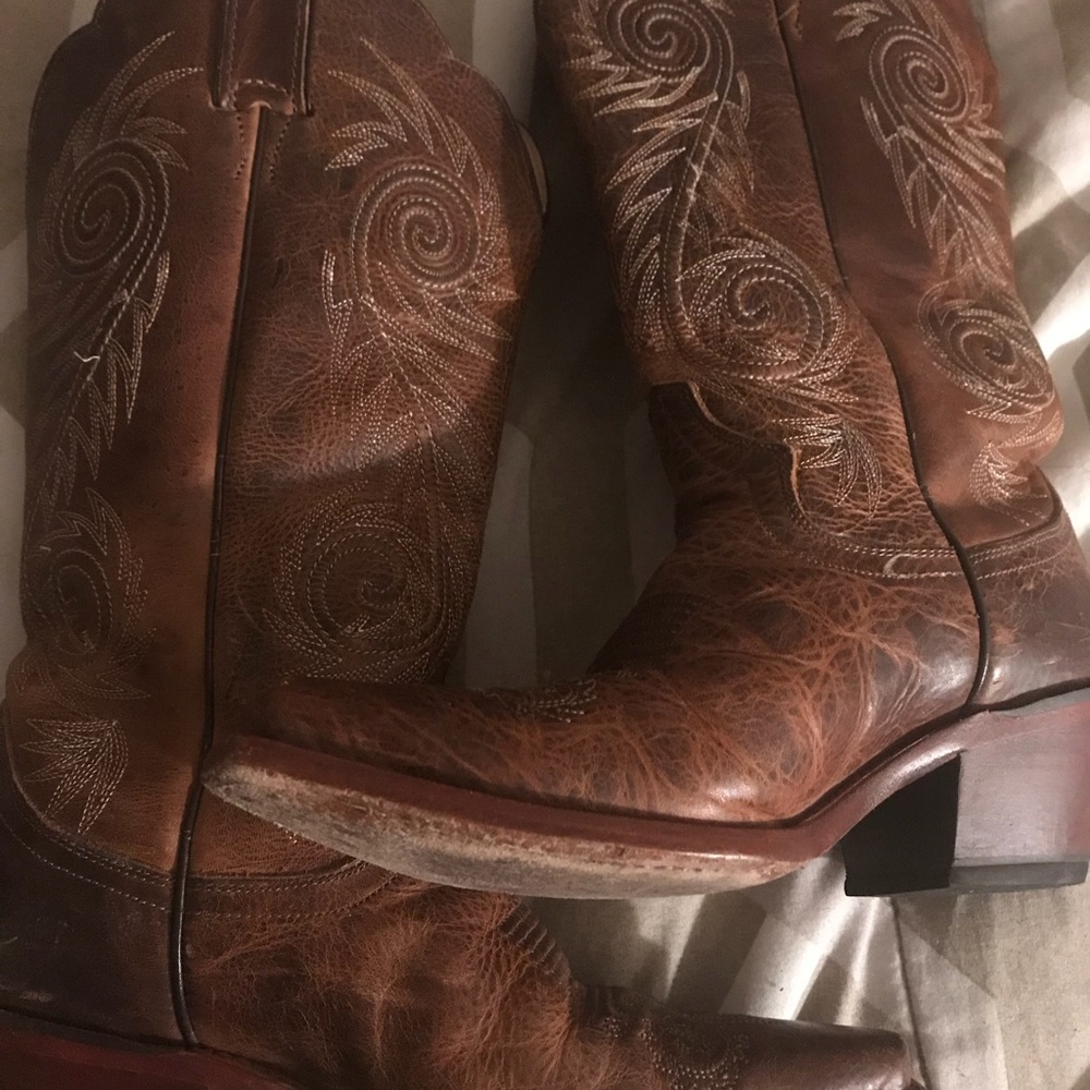 Justin cowgirl boots .